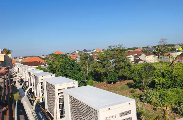 Spesialis cuci unit AC Inverter Daikin Panasonic Bali